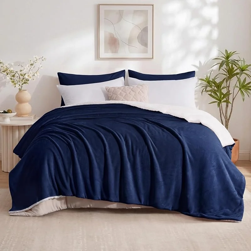 Aisbo Plaid Coperta Pile Matrimoniale - Coperta Calda Invernale per Divano e Grande Letto Matrimoniale 230x270 cm Pile di Flanella e Sherpa Morbida Blu Navy, Sherpa Blanket for Sofa and Couch — Riscaldamento